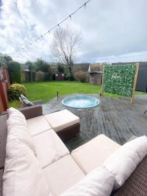 3 Bedroom House, Hot Tub,Torbay, Sleeps 6, Parking